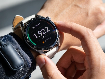 Huawei Watch D3 spinge oltre il monitoraggio della pressione con display maxi e USB-C QWERTYmag