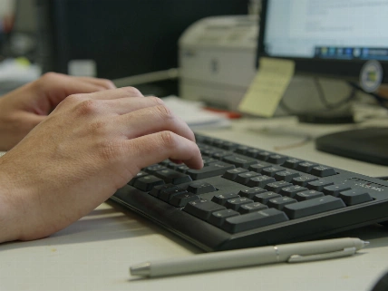 Chi firma le notizie generate dall'intelligenza artificiale? QWERTYmag