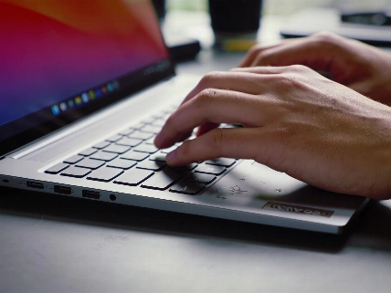 Lenovo Yoga 9i 2-in-1 Aura Edition 14: metallo, OLED e autonomia vera sfidano i top Windows QWERTYmag