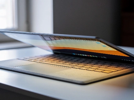 Surface Laptop Ultra punta al MacBook Pro con potenza e display mini LED QWERTYmag