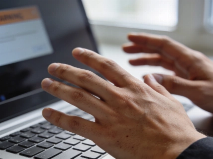 Microsoft Defender blocca i link di Google Search: allarme falsi positivi QWERTYmag