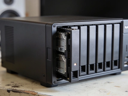 ZimaCube 2 scommette sull'hardware aperto, ma Thunderbolt non è DAS QWERTYmag
