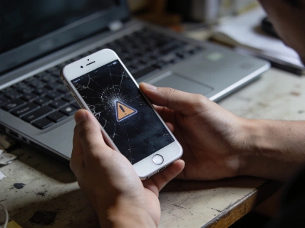 iPhone non aggiornati nel mirino: spyware ruba wallet crypto via temi Packagist QWERTYmag