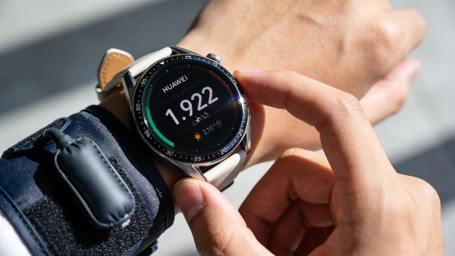 Huawei Watch D3 spinge oltre il monitoraggio della pressione con display maxi e USB-C QWERTYmag