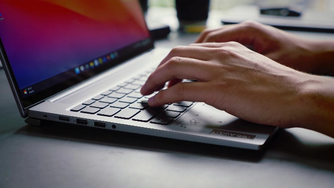 Lenovo Yoga 9i 2-in-1 Aura Edition 14: metallo, OLED e autonomia vera sfidano i top Windows QWERTYmag