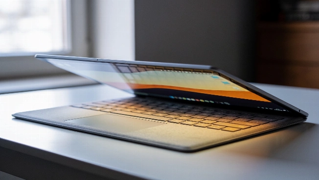 Surface Laptop Ultra punta al MacBook Pro con potenza e display mini LED QWERTYmag
