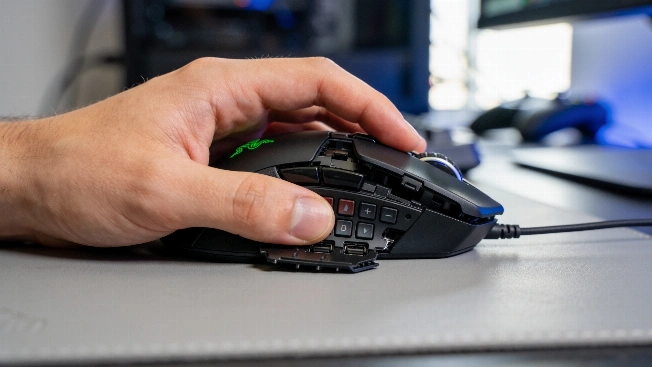 Razer Naga V3 Pro reinvents the MMO mouse for demanding players QWERTYmag