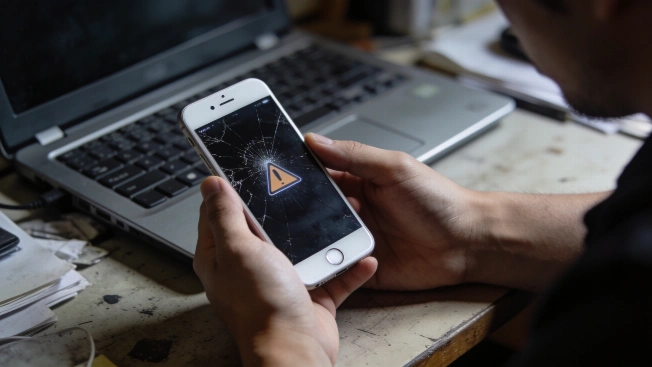 iPhone non aggiornati nel mirino: spyware ruba wallet crypto via temi Packagist QWERTYmag